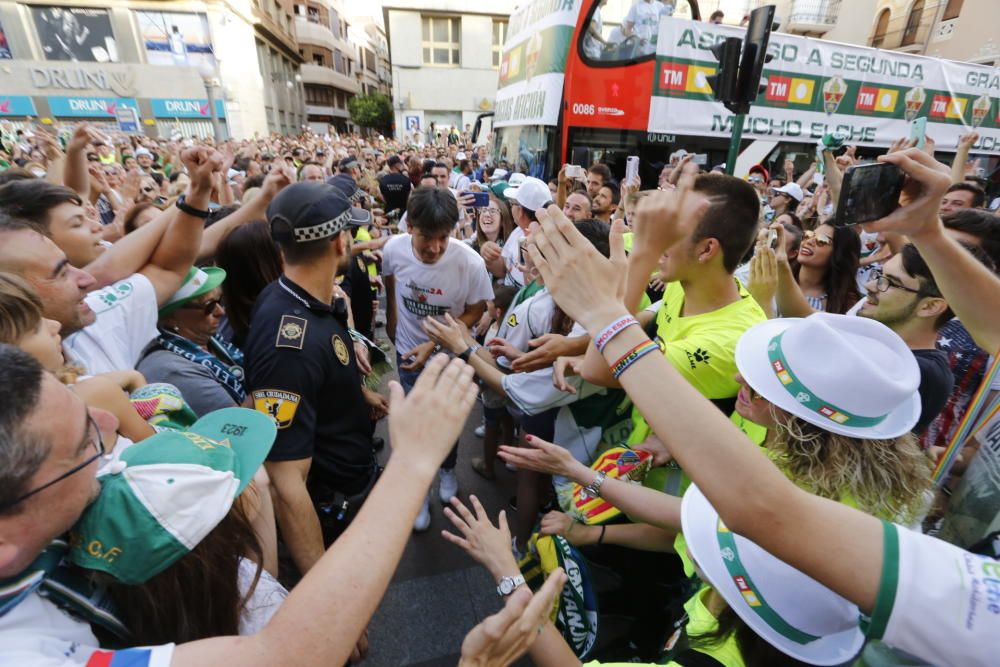 El Elche celebra su ascenso a Segunda División en una rúa por las calles de la ciudad