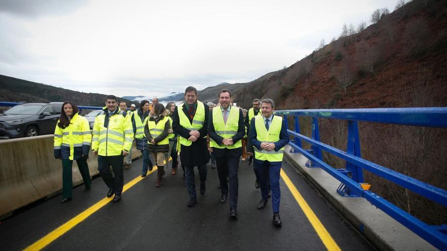 Puente, segundo por la derecha,
ayer en el viaducto de la A-6. | // E. P.
