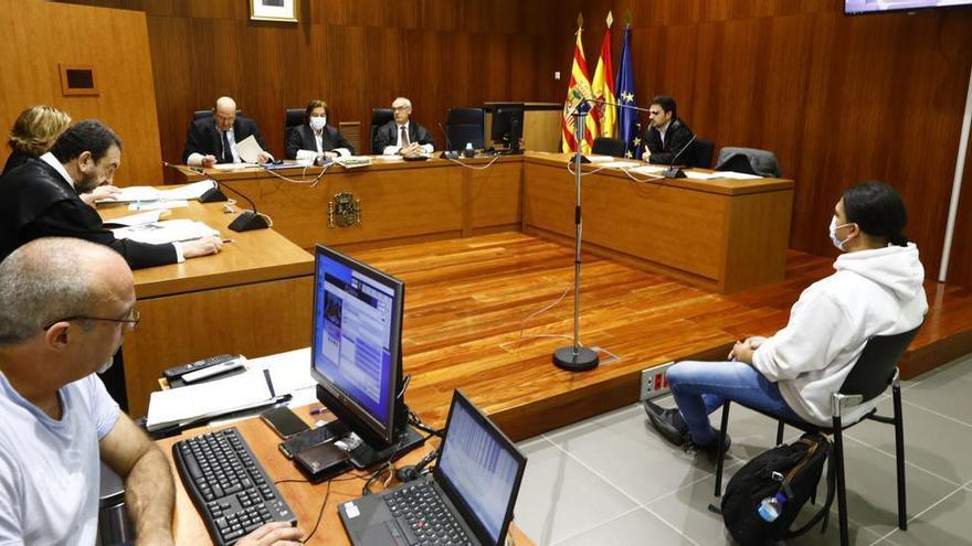 El acusado, en el banquillo de la Audiencia Provincial de Zaragoza durante la vista oral celebrada este martes.