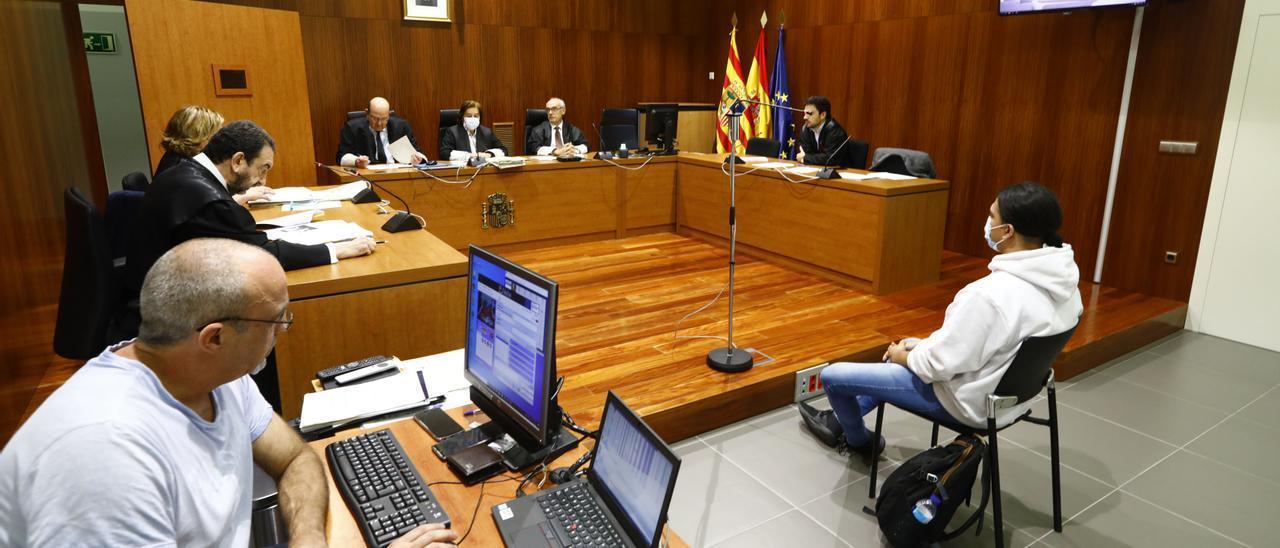 El acusado, en el banquillo de la Audiencia Provincial de Zaragoza durante la vista oral celebrada este martes.