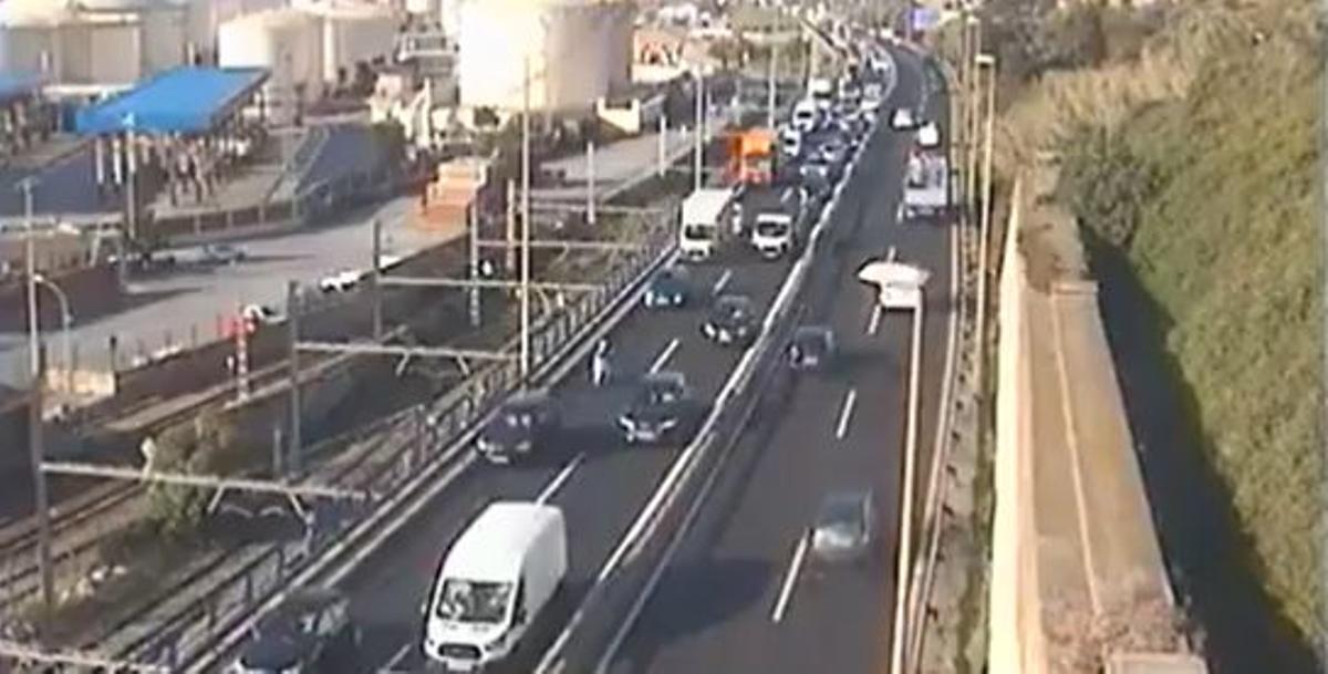 Un accident múltiple provoca retencions a la Ronda Litoral de Barcelona