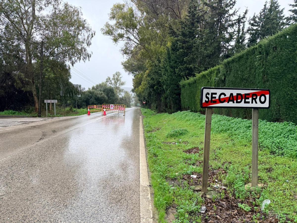 El acceso al núcleo poblacional de Secadero en Casares (Málaga), que estuvo cortado por el paso de la borrasca 'Leonardo'.