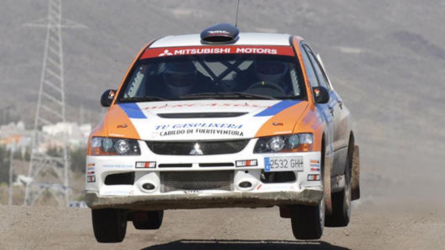 Gustavo Sosa y Rogelio Peñate con Mitsubishi EVO-IX. i LP/DLP