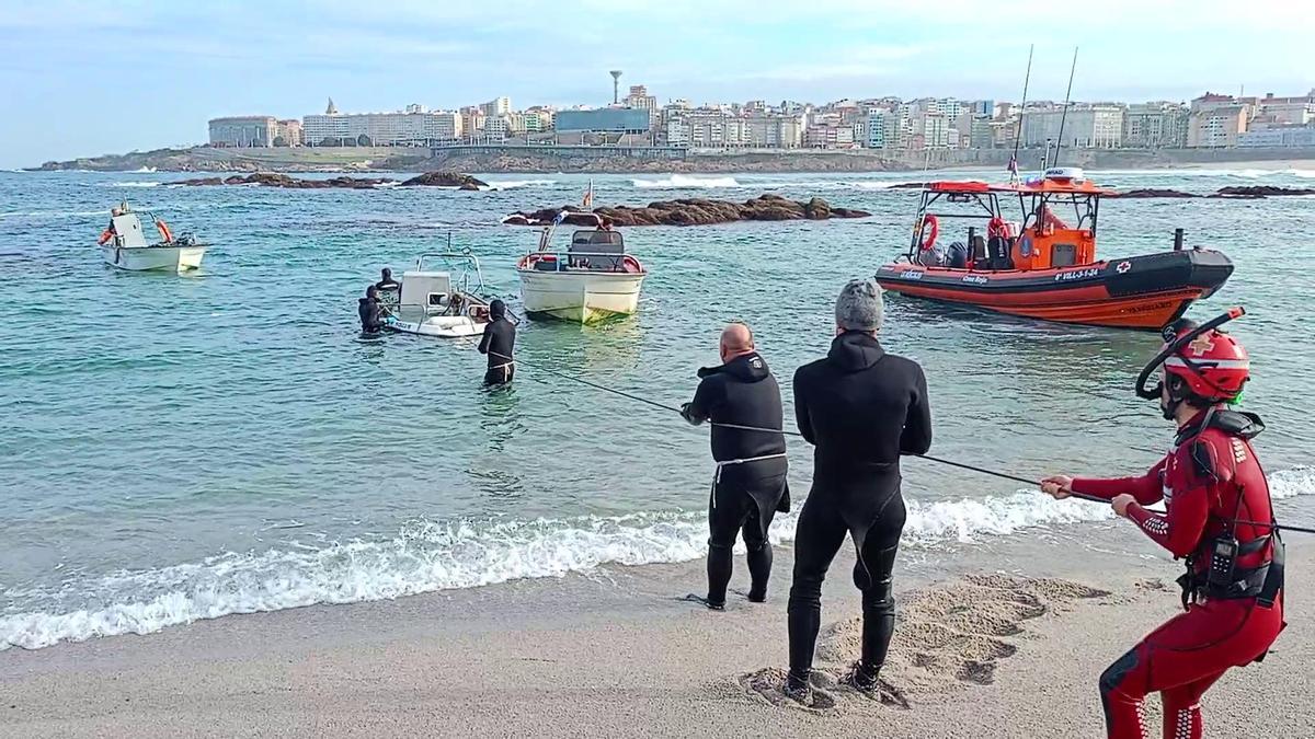 Así ha sido el rescate de la lancha Novo Júpiter en la playa de Riazor