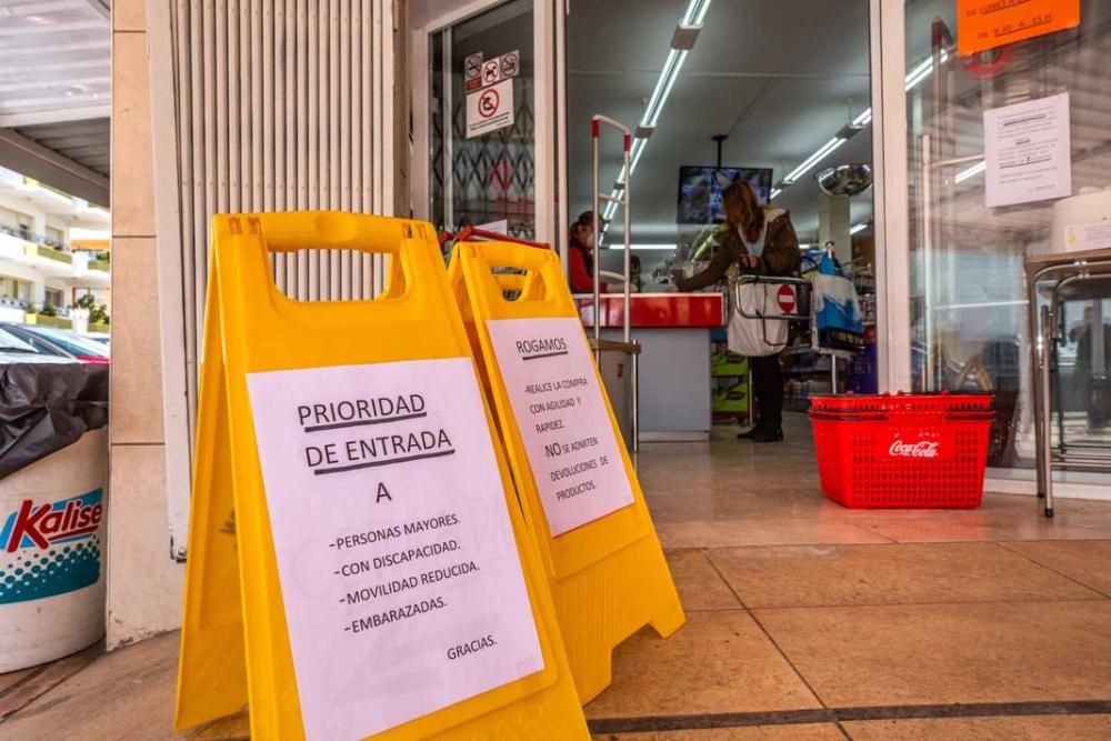 Los pequeños comercios toman medidas para prevenir el contagio.