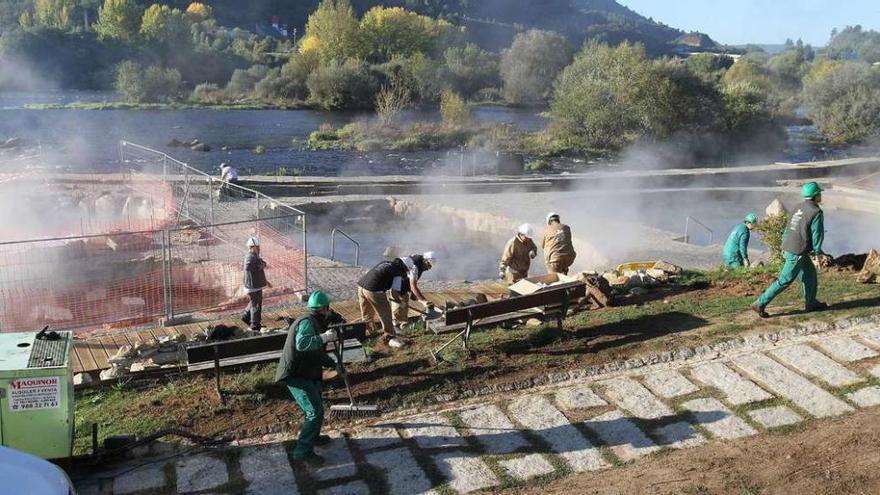 Obras que se están realizando en la zona termal de Muíño da Veiga, a través de una escuela obradoiro. // Iñaki Osorio