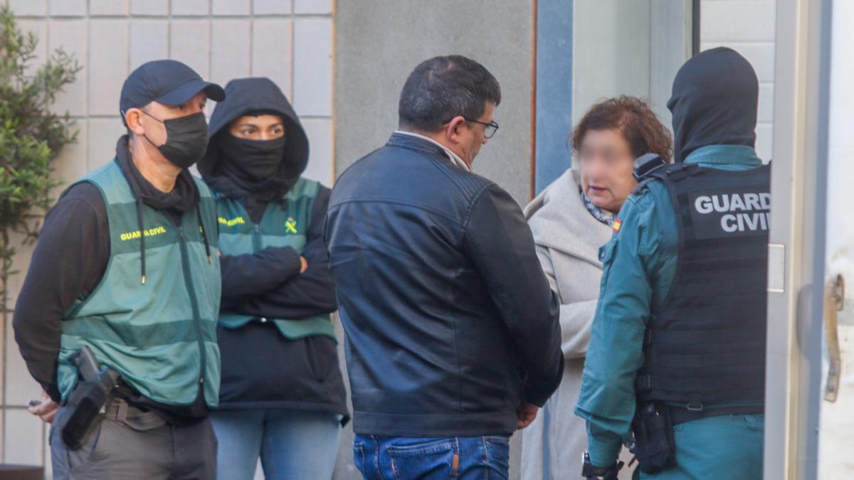 Uno de los detenidos durante el operativo