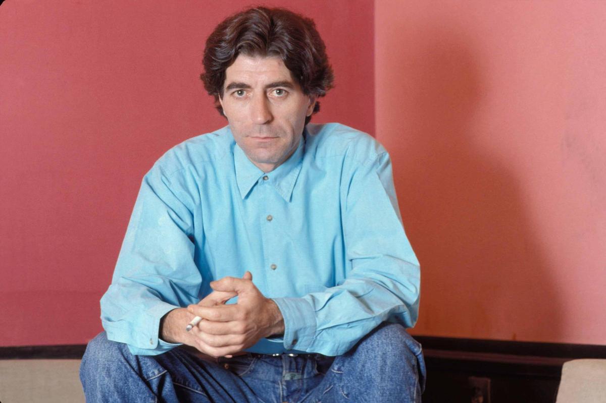 Joaquín Sabina posando, cigarro en mano, en 1990.