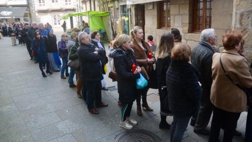 Cola ante la capilla del Nazareno esta mañana tras la misa.