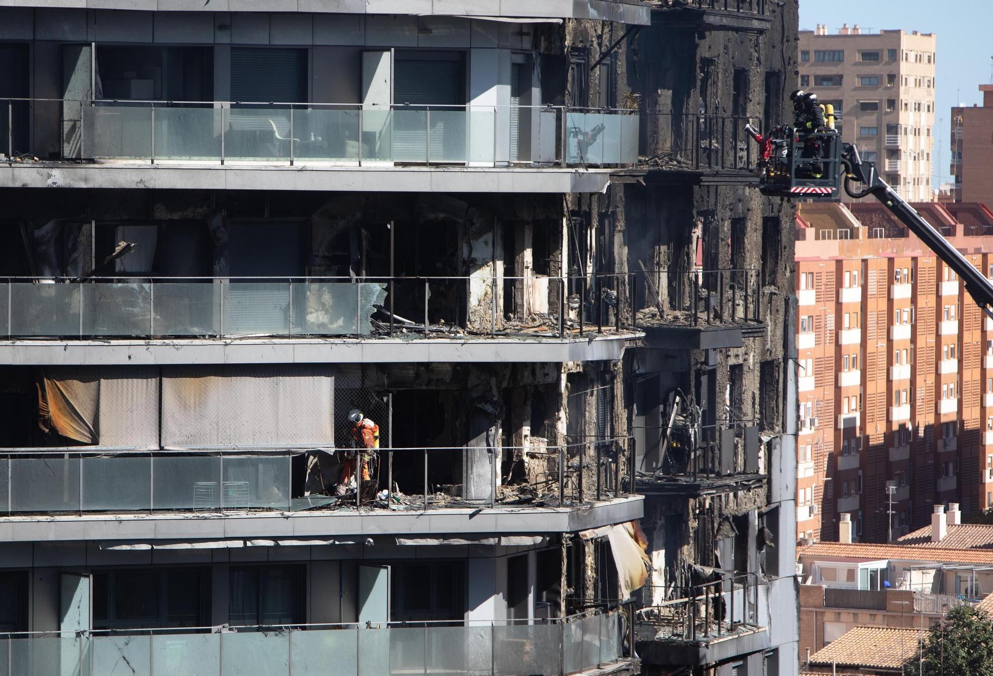 El trabajo de los bomberos en la trágico incendio de València