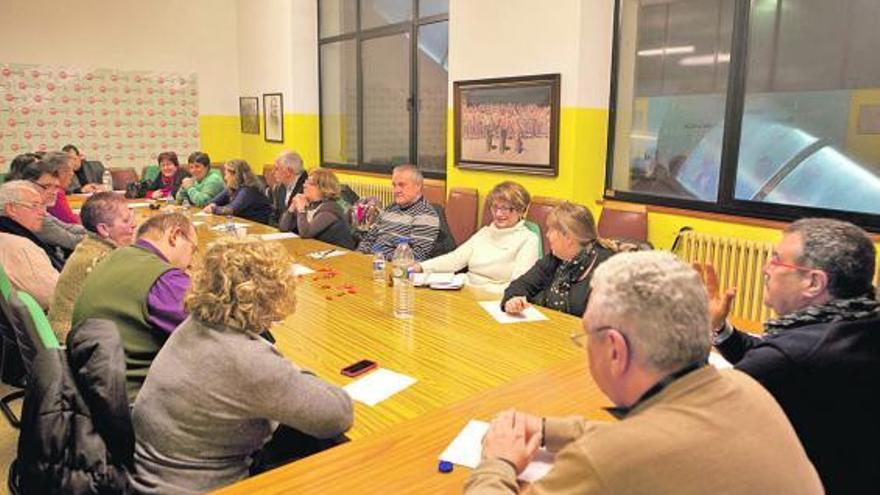 Balbino Dosantos, primero por la derecha, preside la reunión de la ejecutiva del PSOE de Mieres. | fernando rodríguez