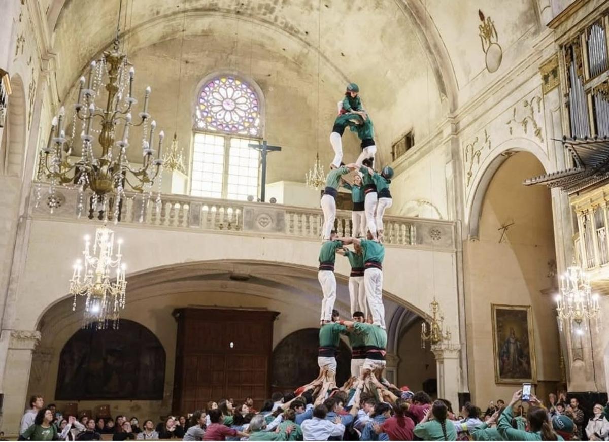 Los 'castellers', durante su actuación en la iglesia del Convent.