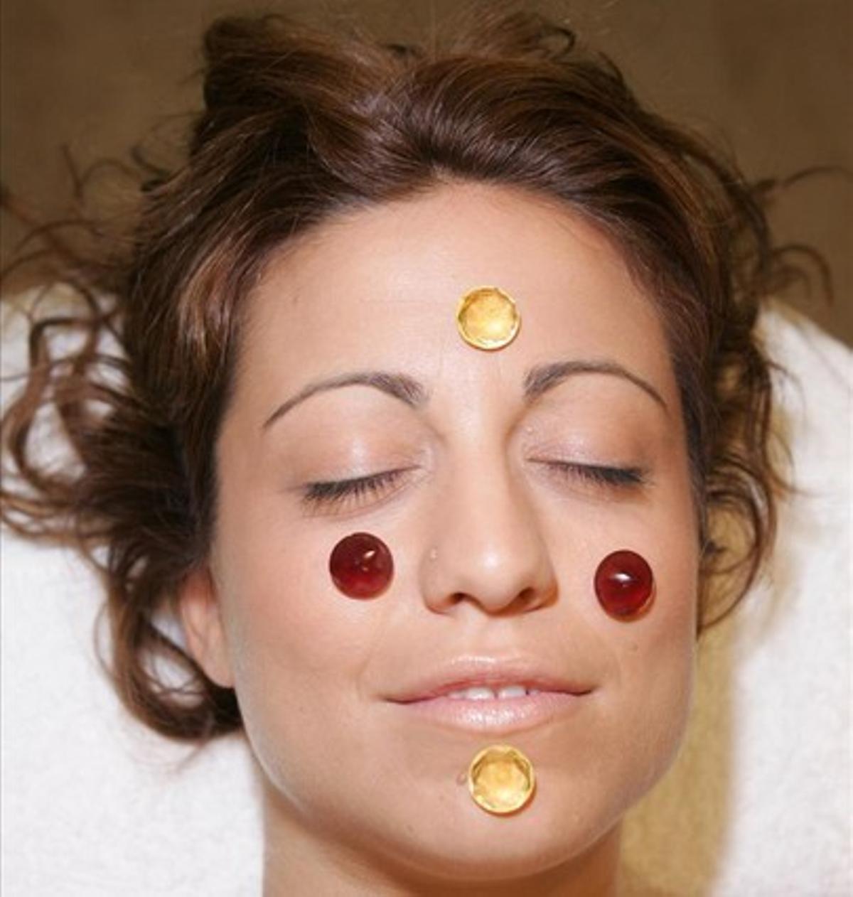 Remeis naturals per cuidar la pell facial. Remeis naturals per cuidar la pell facial.