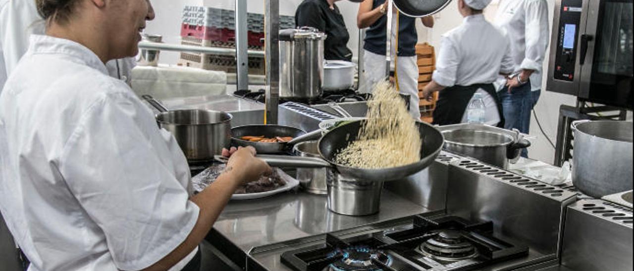 Cocineros trabajando.