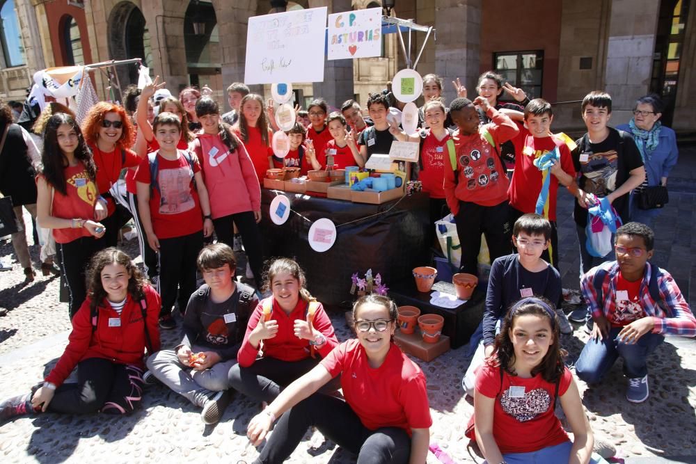 Mercadillo de cooperativas estudiantiles en la pla