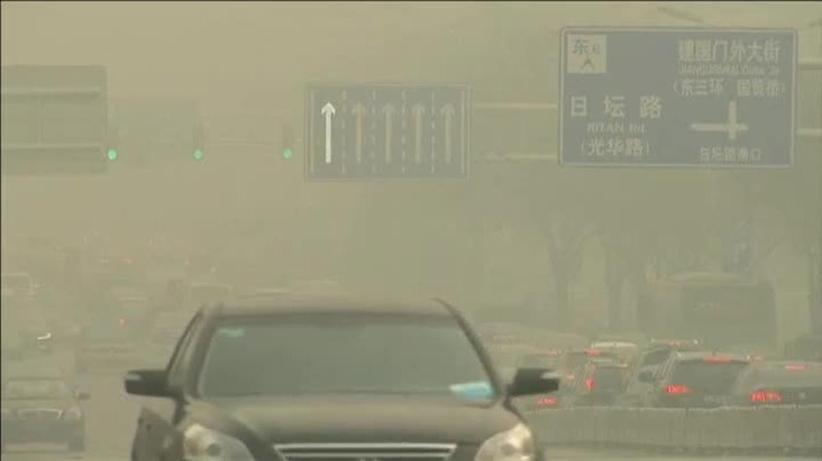 Las autoridades de Pekín han decretado el nivel de alerta máxima ante niveles de contaminación que superan en veinte veces, los recomendados OMS. 