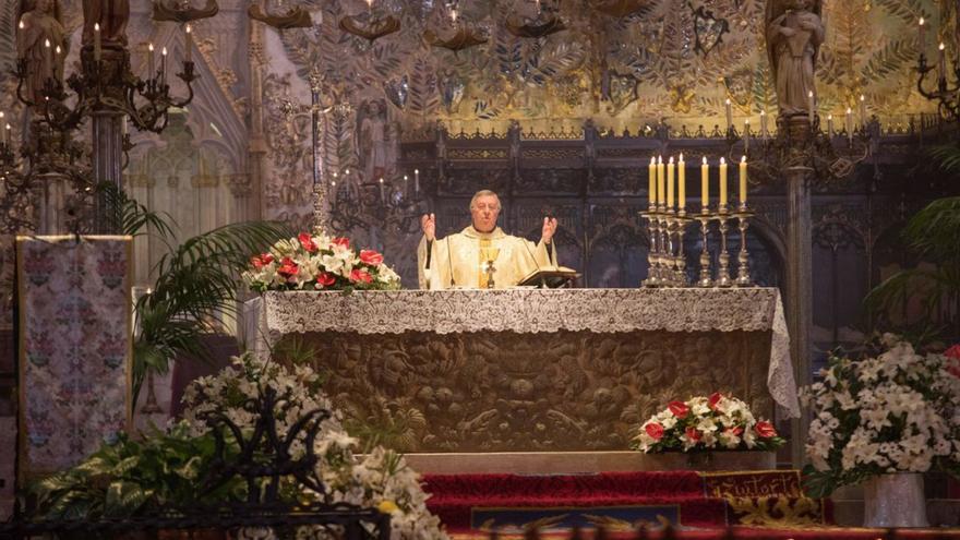 Eine Ostermesse in der Kathedrale mit dem Bischof von Mallorca, Sebastià Taltavulla. | FOTO: EFE / ATIENZA