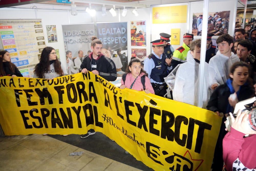 Protestes i crema de fotos contra l'Exèrcit a l'Expojove de Girona
