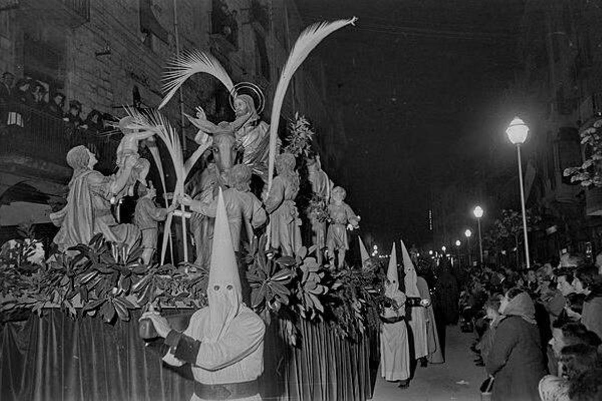 Pas de l‘Entrada Triomfant de Jesús a Jerusalem que porta la Confraria de Jesús i els Nens.
