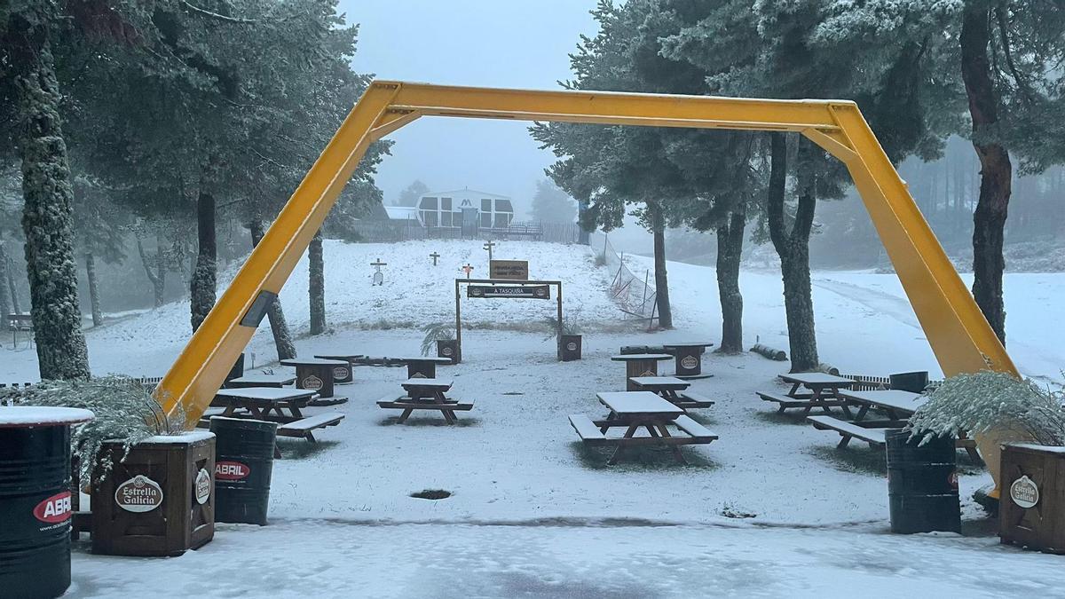 La Estación de Montaña de Manzaneda amaneció hoy nevada.