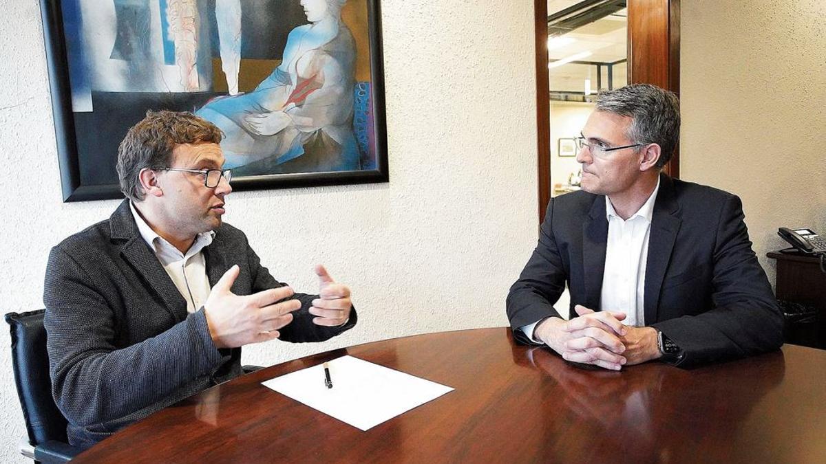 Josep Callol i Roger Segura en un moment de la conversa que van mantenir a la redacció del diari.