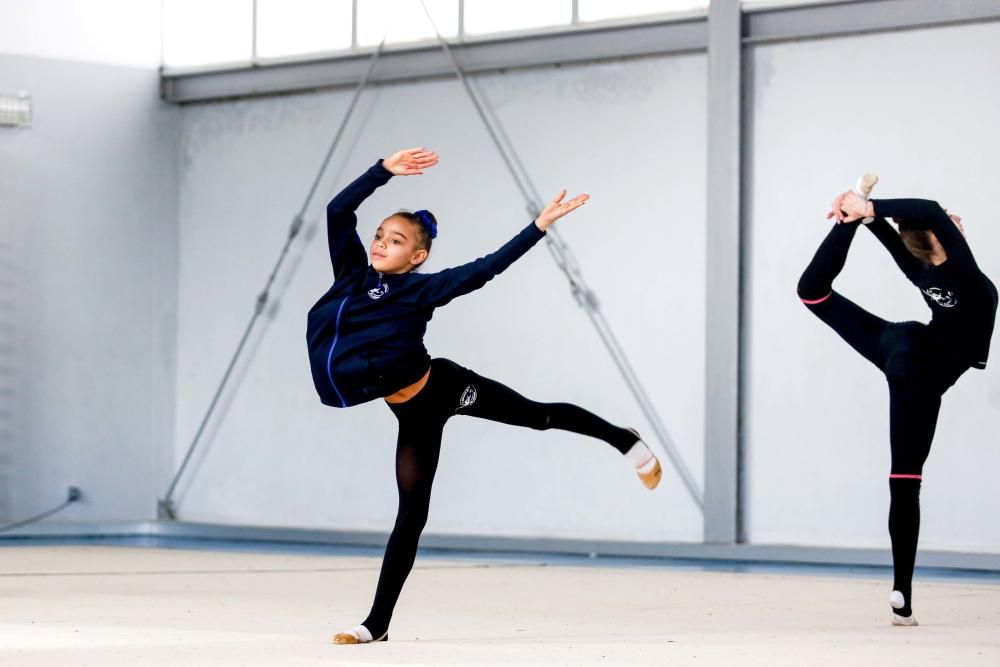 La entrenadora y exgimnasta nacional Amaya Cardeñoso dirige al grupo de alumnas con mayor proyección en el CGR San Antonio, cosechando múltiples medallas estatales en los últimos años