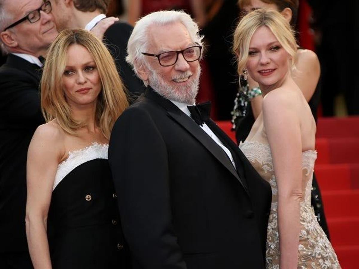 Vanessa Paradis, Donald Sutherland y Kirsten Dunst, en la alfombra roja de la clausura de la 69 Edición del Festival de Cannes.
