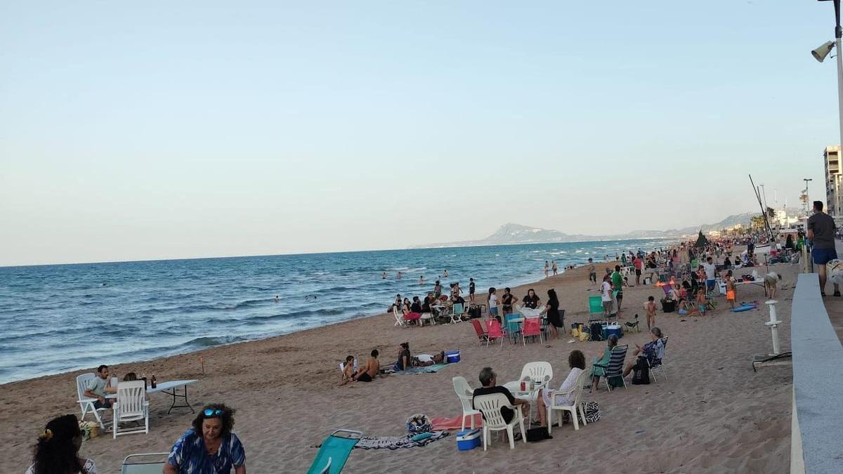 Decenas de bañistas en la playa de Bellreguard, en una imagen de este verano.
