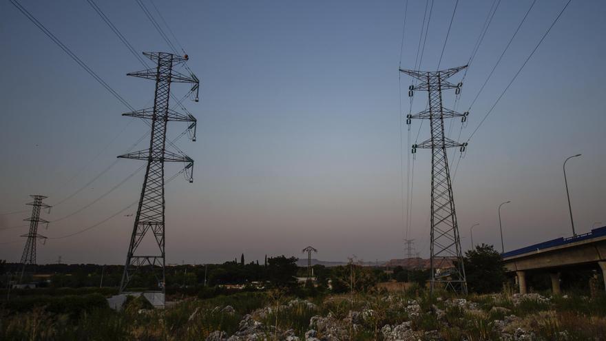 Torres de tensión, a 20 de julio de 2021, en Rivas-Vaciamadrid, Madrid (España).