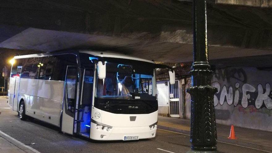 El bus, encajado bajo el puente. // M. J. Solla