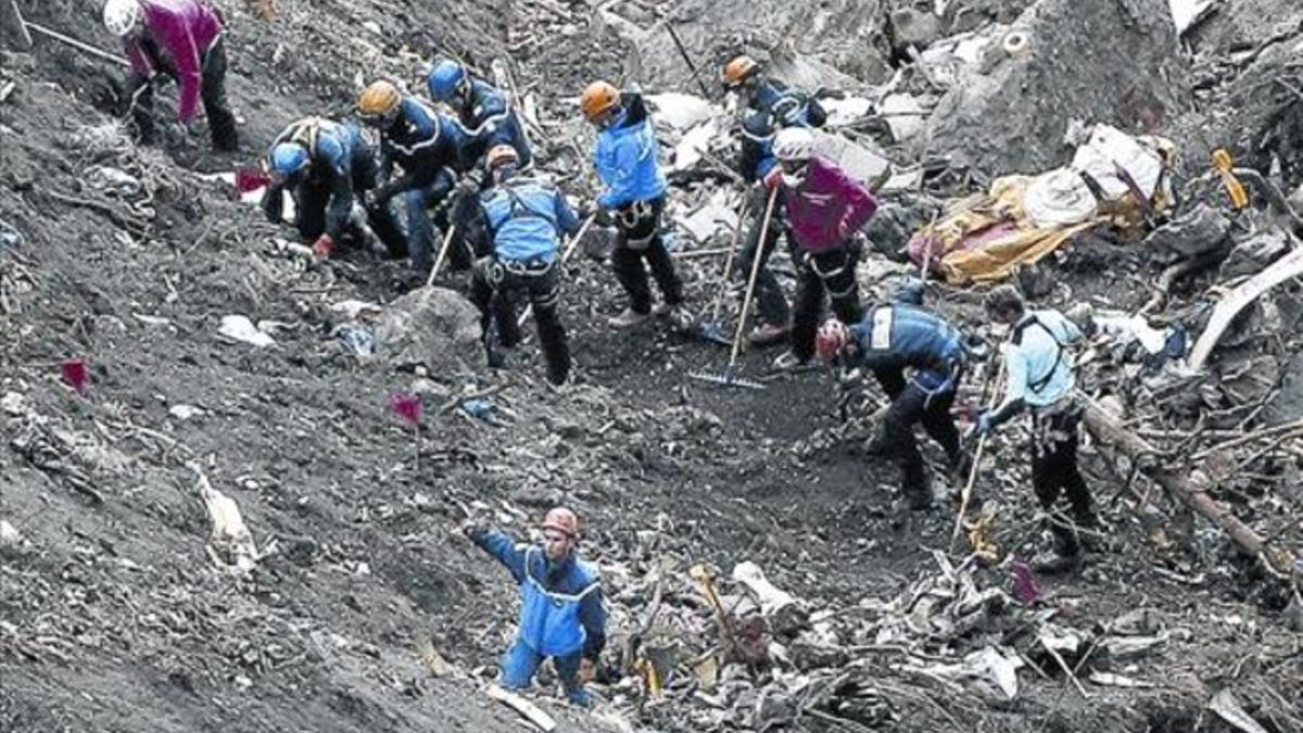 Un equipo de rescate en la zona de los Alpes en que cayó el avión de Germanwings.