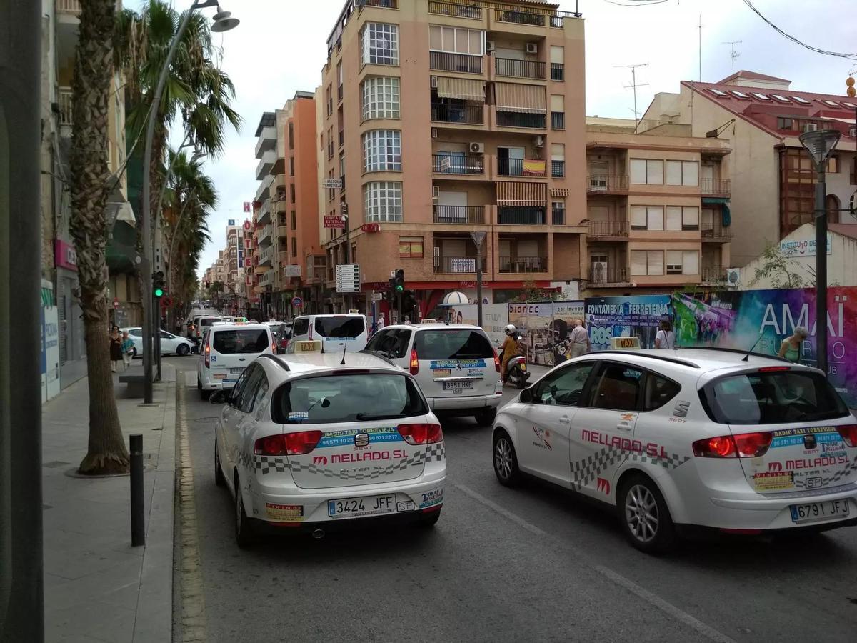 Concentración de vehículos de taxi en la calle Ramón Gallud, en una imagen de archivo