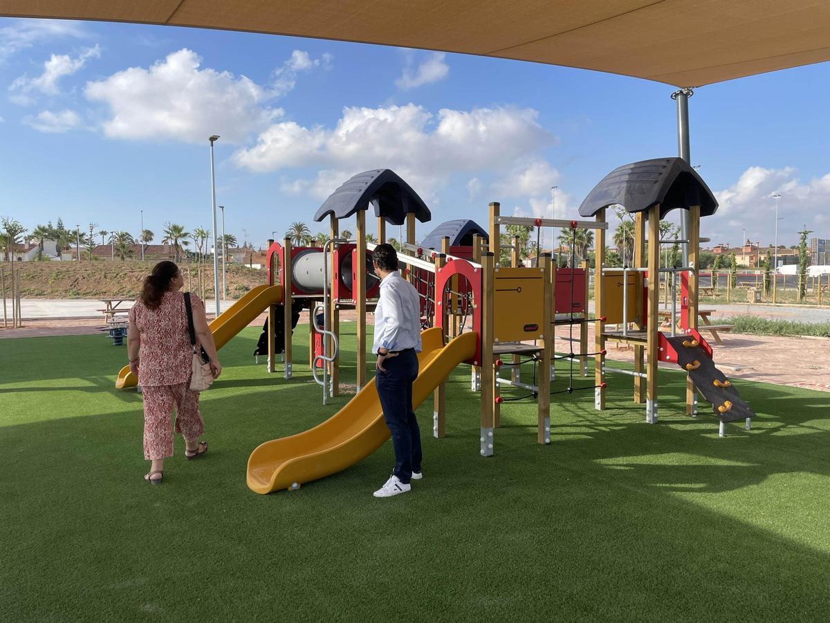La edil Concha Sala y el alcalde Eduardo Dolón en una de la zonas de juegos infantiles