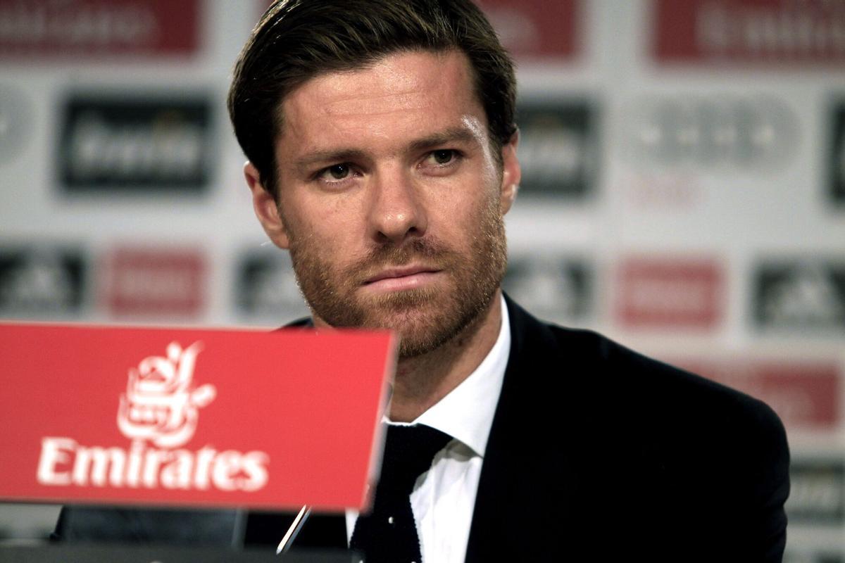 GRA074 MADRID, 29/8/2014.- El centrocampista español Xabi Alonso durante la rueda de prensa que ofreció en el estadio Santiago Bernabeu en la que explicó que su fichaje por el Bayern de Múnich se debe a su deseo de "empezar un nuevo ciclo" tras la conquista de la Liga de Campeones y a la necesidad de encontrar "nuevas motivaciones".Visiblemente emocionado por cerrar "una etapa maravillosa" de cinco años en los que compartió vestuario con "jugadores de clase mundial" y conquistó "grandes cosas" bajo la dirección del chileno Manuel Pellegrini, del portugués Jose Mourinho y del italiano Carlo Ancelotti, Xabi Alonso decidió atender la llamada de Pep Guardiola.EFE/Victor Lerena