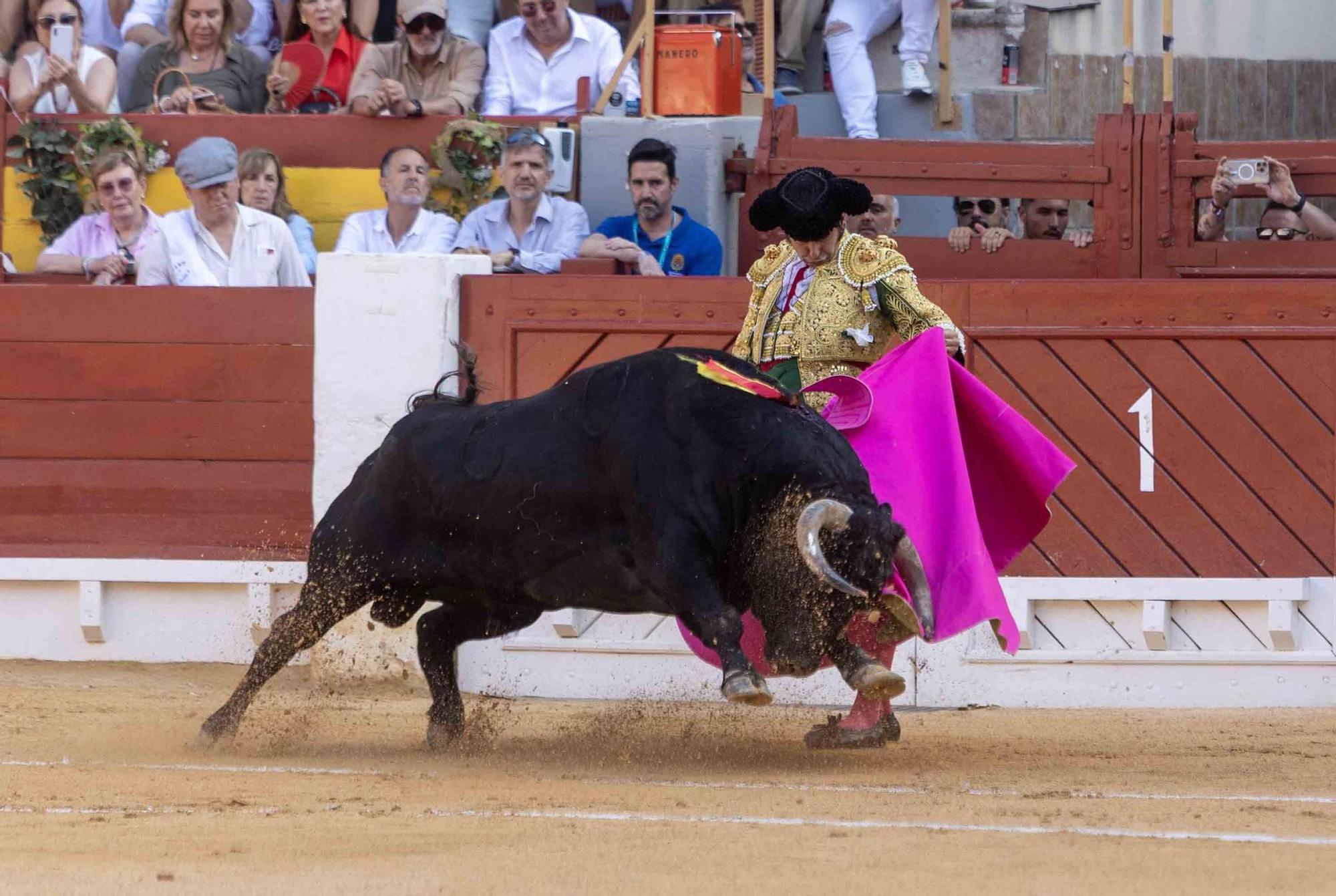 Manzanares culmina una de sus mejores tardes y sale a hombros en la Feria de Hogueras de Alicante 2025