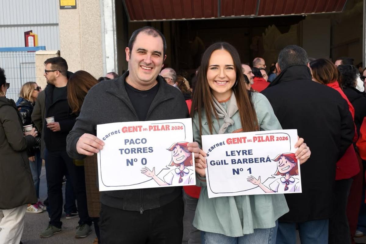 Paco Torres y la fallera mayor del Pilar 2026, Leyre Güill, en un acto reciente de la comisión.