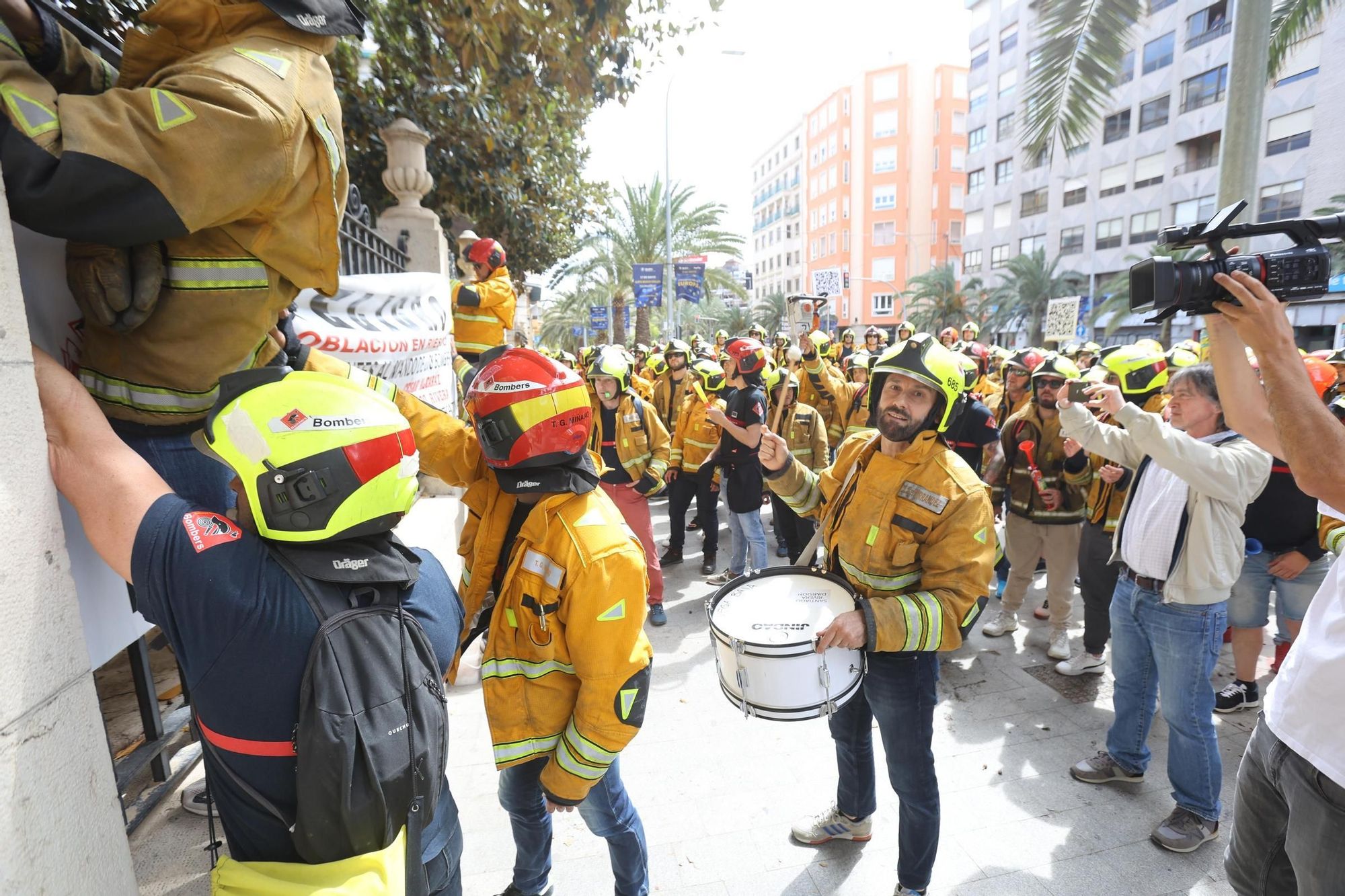 Protesta de los bomeros frente a la Diputación de Alicante