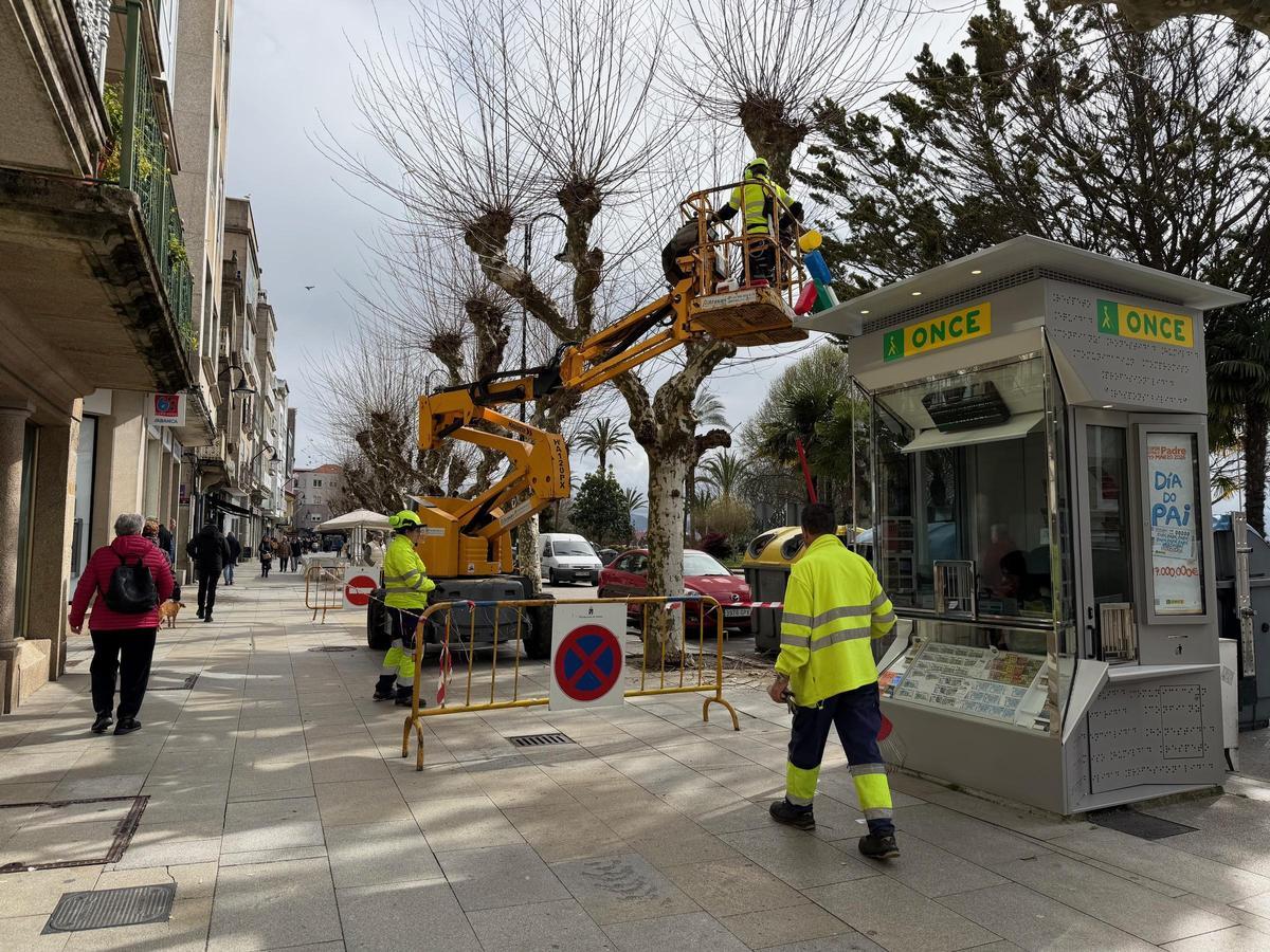 Operarios del Concello podando ayer en Eugenio Sequeiros