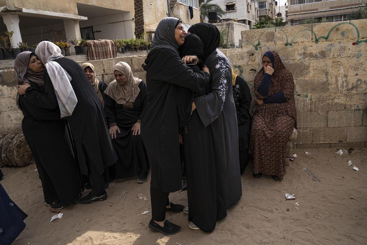 Funeral por ciudadanos palestinos fallecidos en un ataque aéreo israelí en la ciudad de Gaza