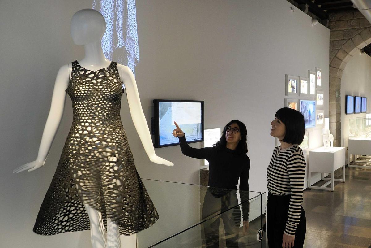 El vestit kinematics és una de les peces protagonistes de l'exposició 'Print3D. Reimprimir la realitat' al CaixaForum Girona