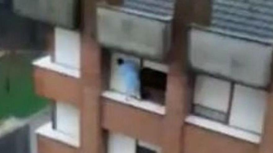 L&#039;impactant vídeo d&#039;una dona a Gijón netejant la finestra a l&#039;últim pis