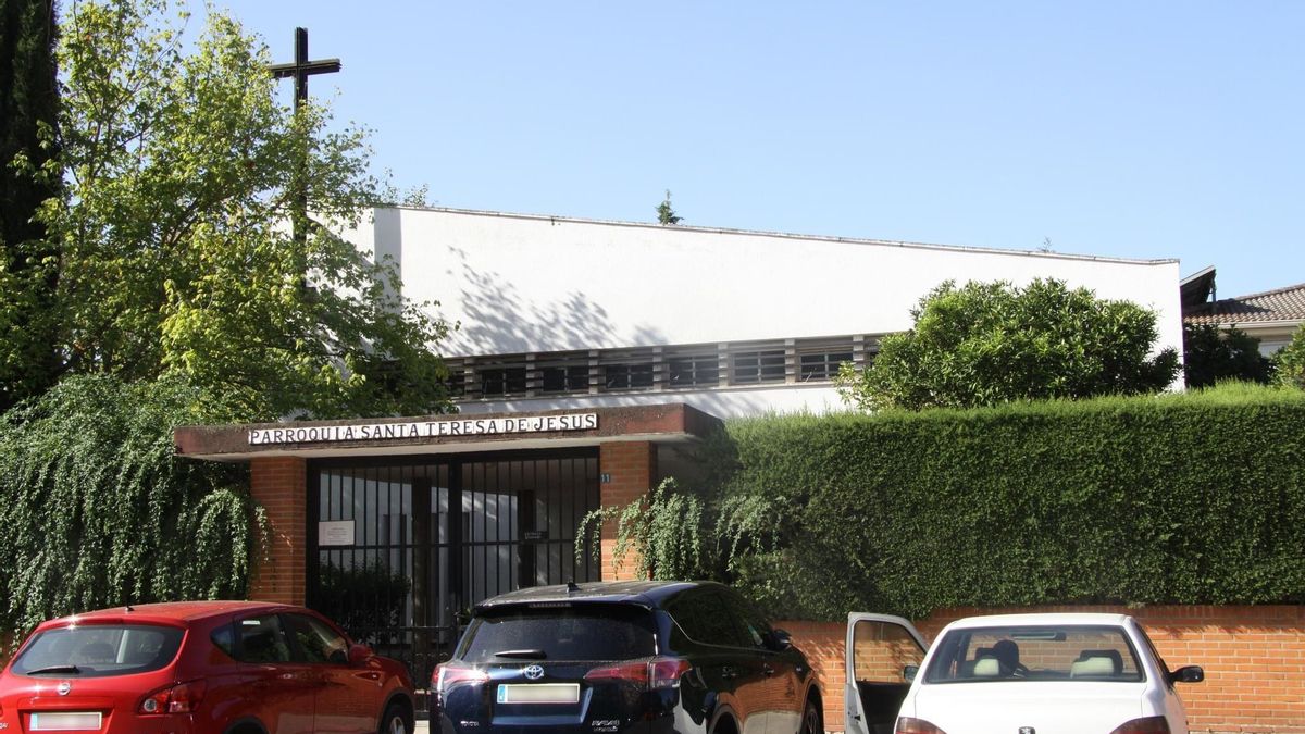 Exterior de la parroquia de Santa Teresa de jesús en la barriada de San Fernando.