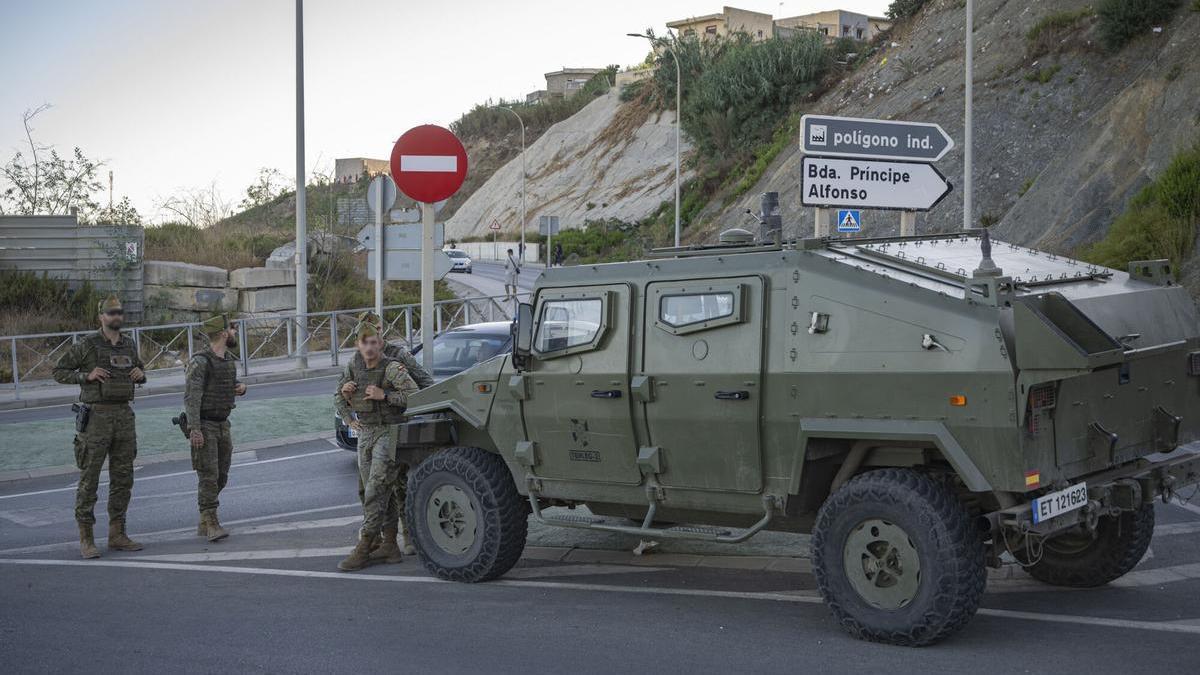 Militares patrullan las calles de Ceuta, a 29 de agosto de 2026, en Ceuta (España). La movilización, de marcado carácter pacífico, ha sido convocada por varias asociaciones vecinales bajo el lema ‘Ceuta unida, Ceuta en paz’. Otra marcha prevista para esta noche ha sido finalmente cancelada por sus organizadores para evitar que se les unan personas "que alienten la violencia", alertados por la posible llegada de grupos ultra. 29 AGOSTO 2026 Marcos Moreno / Europa Press 29/08/2026. Marcos Moreno