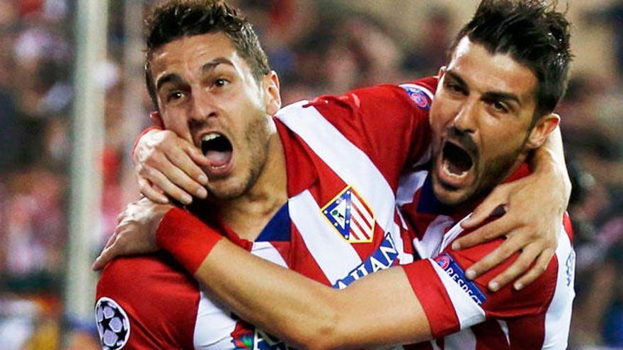 Koke y Villa celebran el gol al Barça.