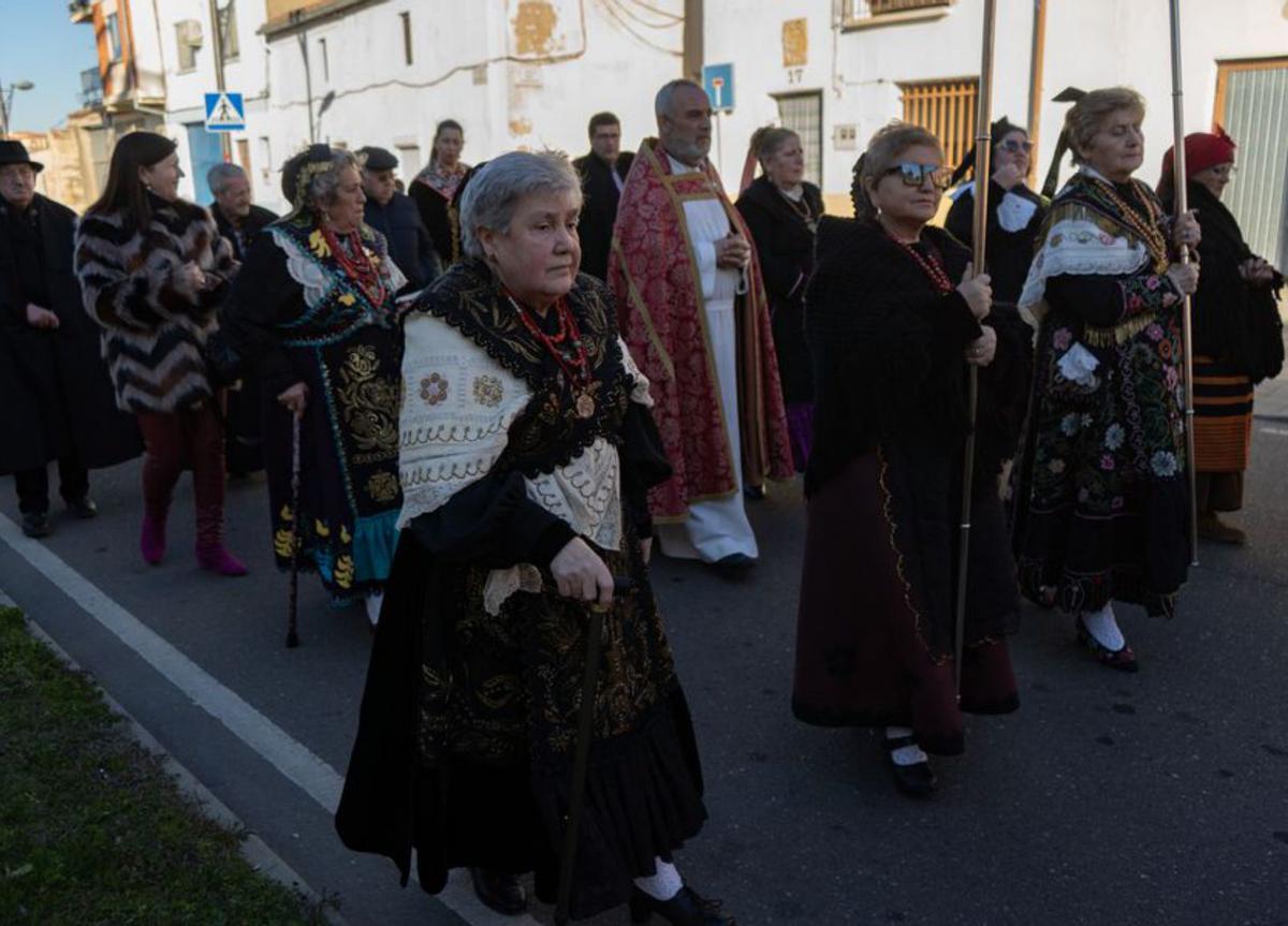 San Lázaro y San Frontis recuperan a Santa Águeda en sus calles
