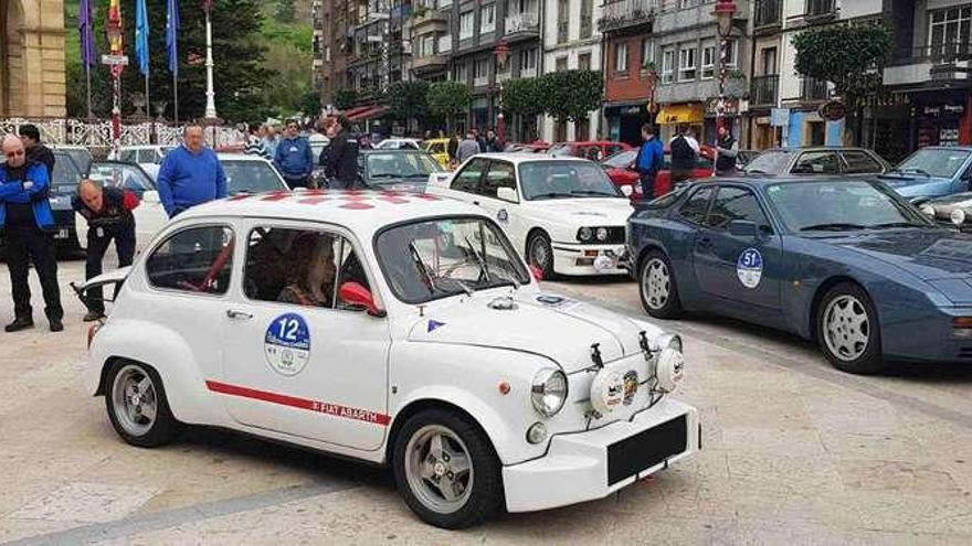 Los clásicos, ayer, en la plaza del Ayuntamiento de Villaviciosa.