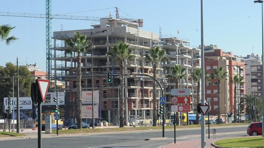 Edificios en obras en la avenida Juan Carlos I de Murcia.