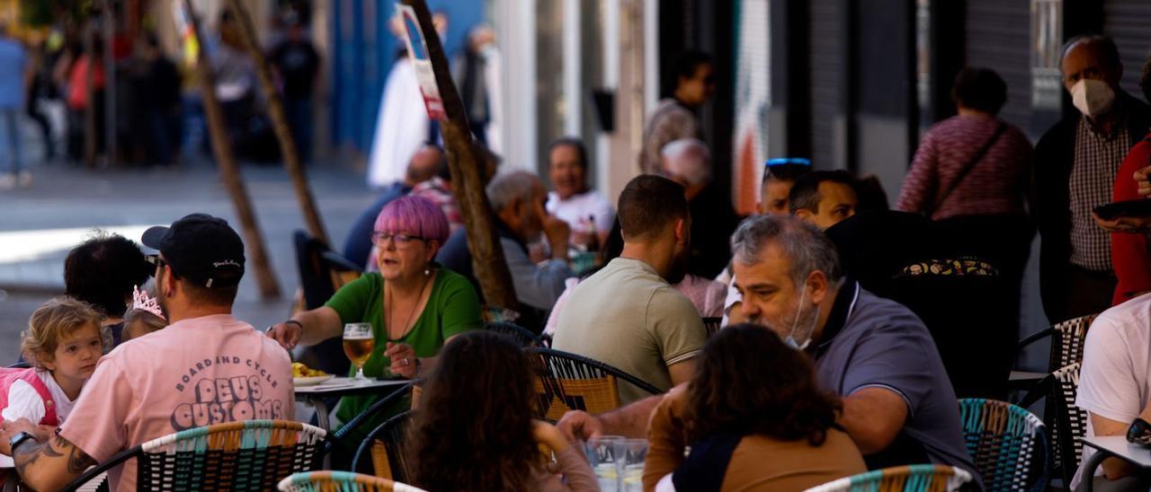 Los valencianos aprovecharon ayer el buen tiempo para disfrutar del aperitivo en las terrazas.  | EDUARDO RIPOLL