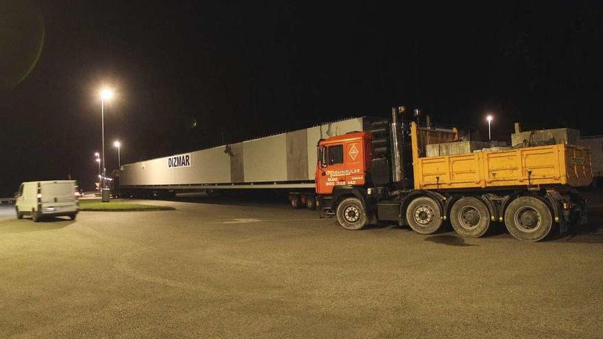 La dovela del puente, pasadas las 11 de la noche de ayer, en Ribadavia, tras quedar abortado su transporte. // Iñaki Osorio