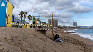 La tormenta Nelson se deja sentir en las playas de Barcelona con daños en el litoral y dejando al descubierto tuberías y espigones.